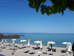 Foto van Spiaggia di Testa di Monaco ondersteund door kliffen