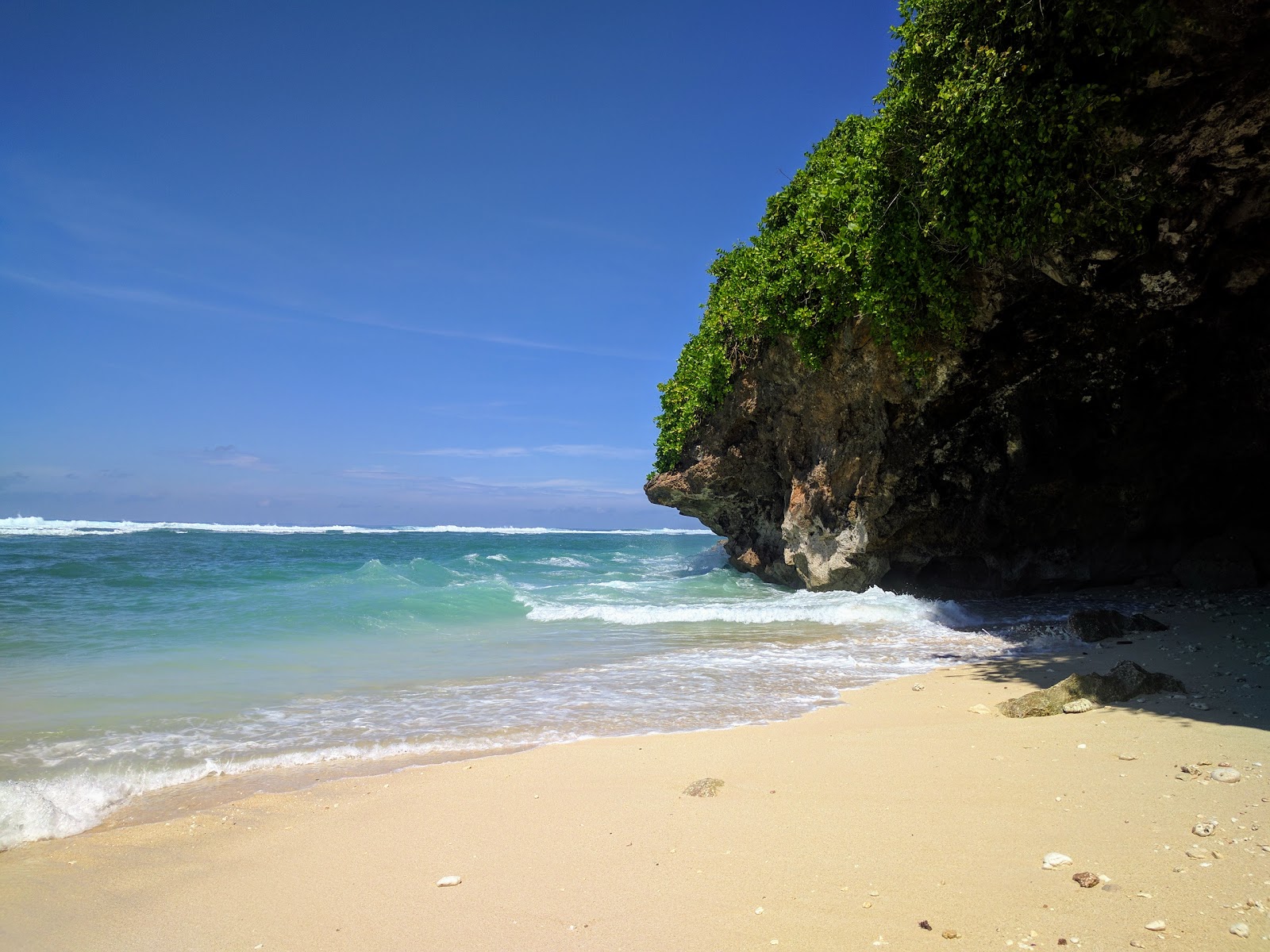 Melasti beach的照片 带有碧绿色纯水表面
