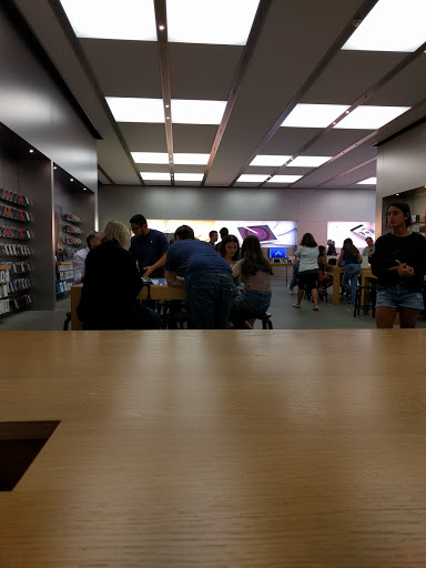 Computer Store «Apple Greenwich Avenue», reviews and photos, 356 Greenwich Ave, Greenwich, CT 06830, USA