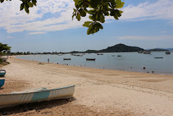 Praia Fazenda d'Armacao'in fotoğrafı uçurumlarla desteklenmiş
