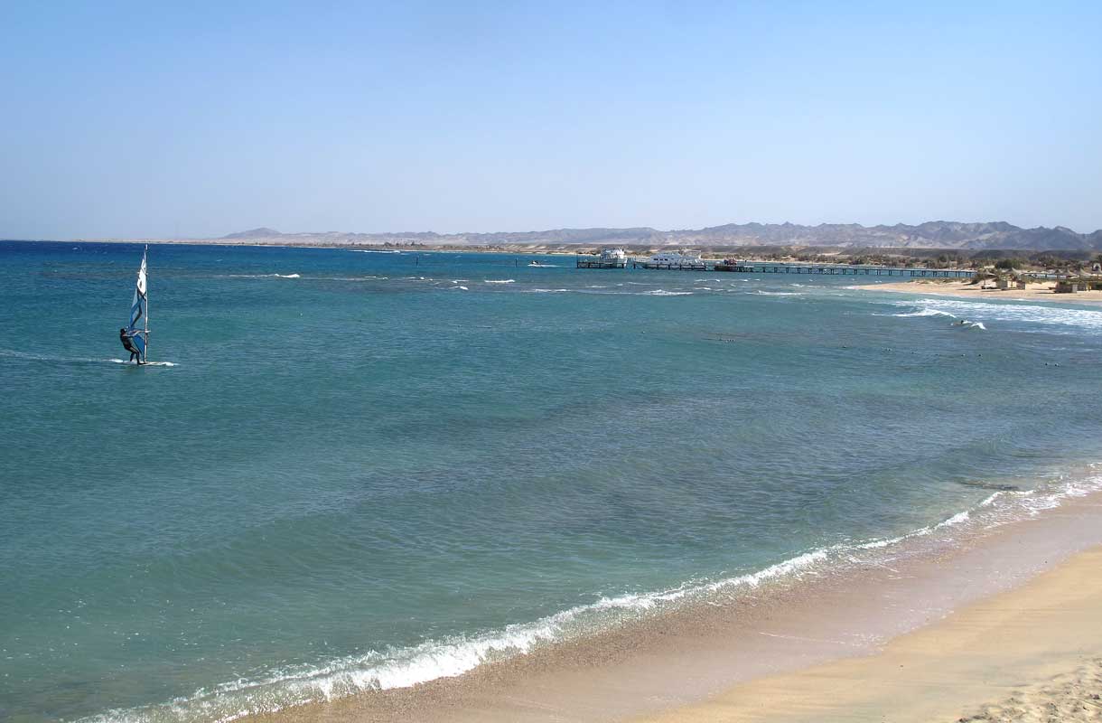 Fotografija Shams Beach z svetel pesek površino