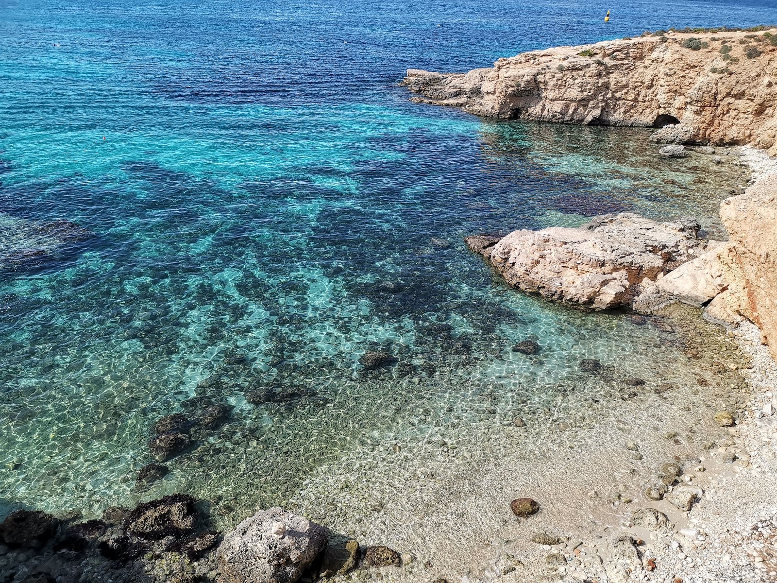 Foto von Blue Lagoon Beach mit beiger sand & steine Oberfläche