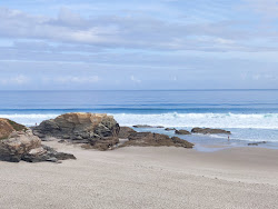 Praia de Longara'in fotoğrafı dağlarla çevrili