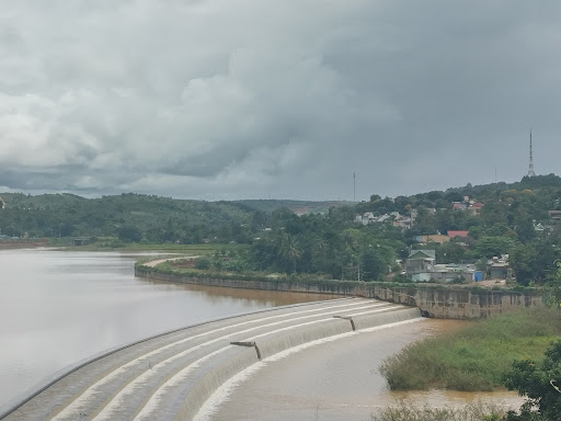 Đập tràn Hồ Trung Tâm