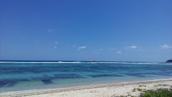 Photo de Pengantap Beach protégé par des falaises