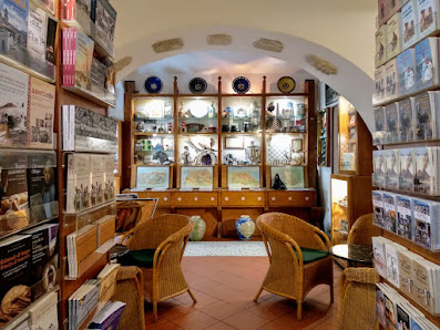 Caffè Letterario Intra Moenia Piazza Bellini, 67/70, 80138 Napoli NA, Italia
