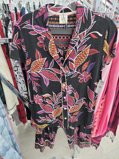 Discount Store «Discount Fashion Warehouse Kettering», reviews and photos, 2836 Wilmington Pike, Kettering, OH 45419, USA