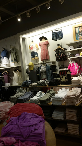 Clothing Store «AEO Factory & Aerie Store», reviews and photos, 442 Fulton St, Brooklyn, NY 11201, USA