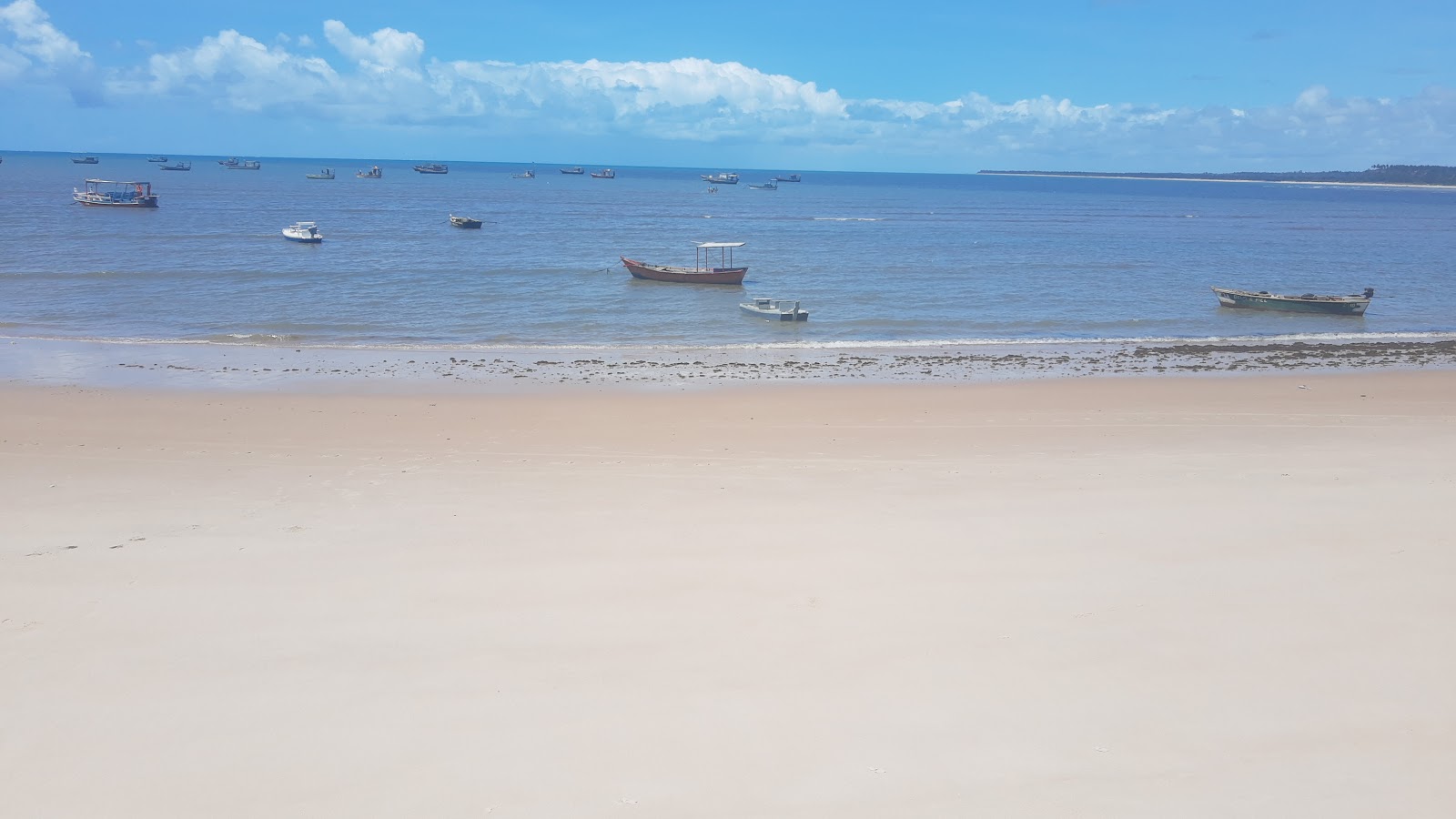 Praia de Batel的照片 带有碧绿色纯水表面