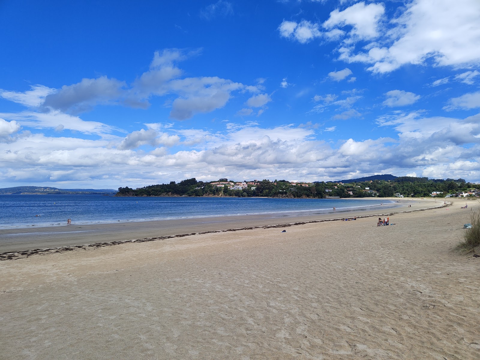 Foto av Praia de Mino med vit sand yta