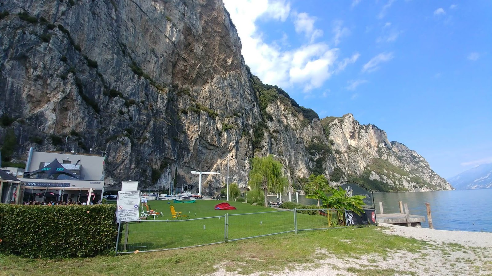 Photo de Spiaggia Campione del Garda protégé par des falaises