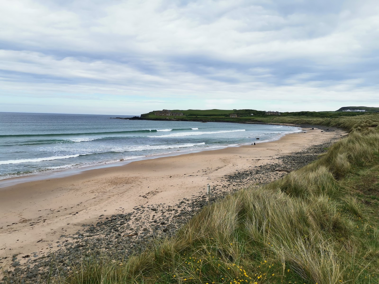 Photo de Runkerry Beach situé dans une zone naturelle