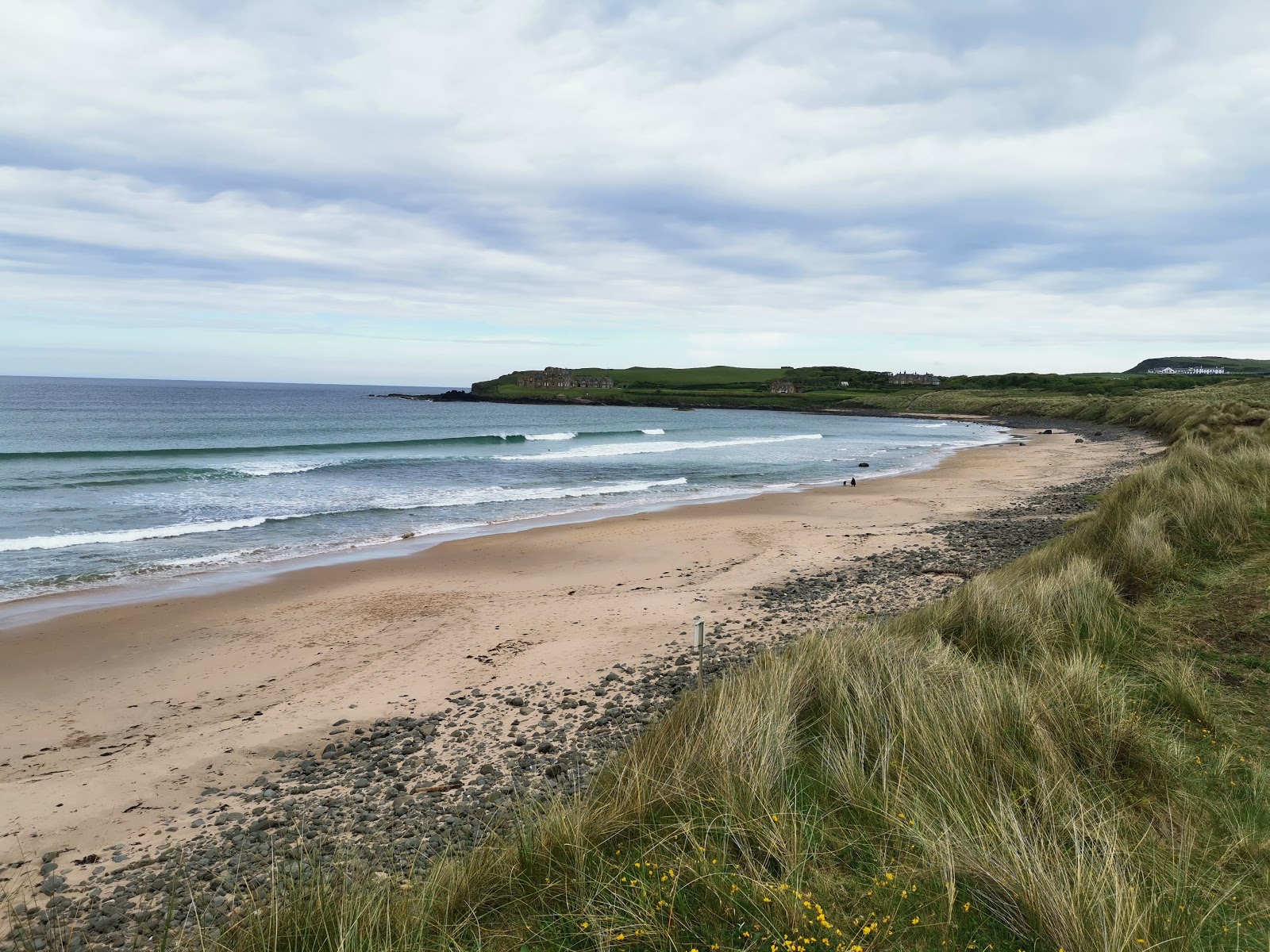 Foto av Runkerry Beach omgiven av berg