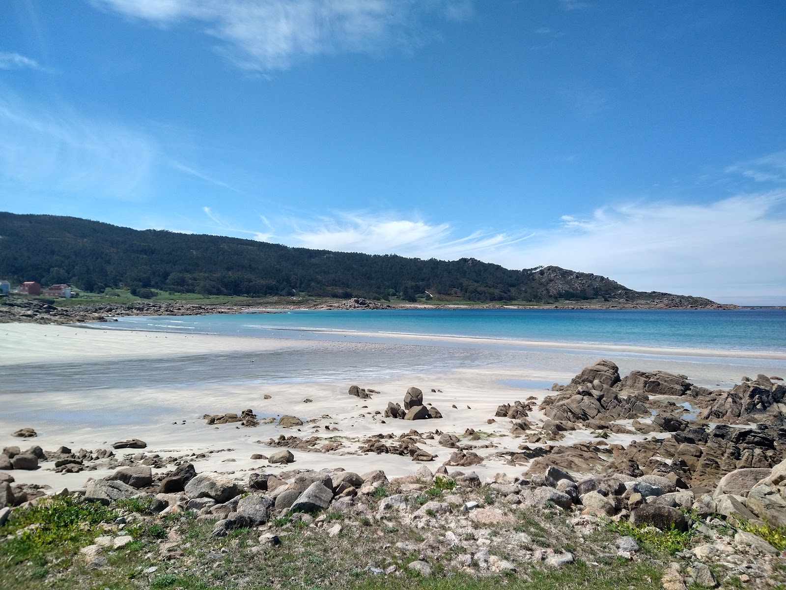 Area de Arou Beach'in fotoğrafı geniş bir kıyı şeridi ile birlikte