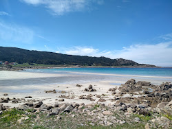 Area de Arou Beach'in fotoğrafı geniş bir kıyı şeridi ile birlikte