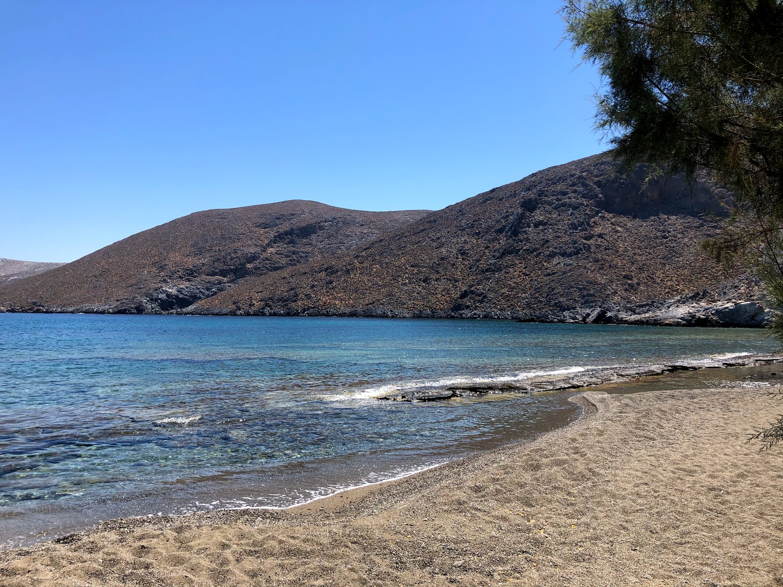 Foto van Paralia Panormos met helder schelpenzand oppervlakte