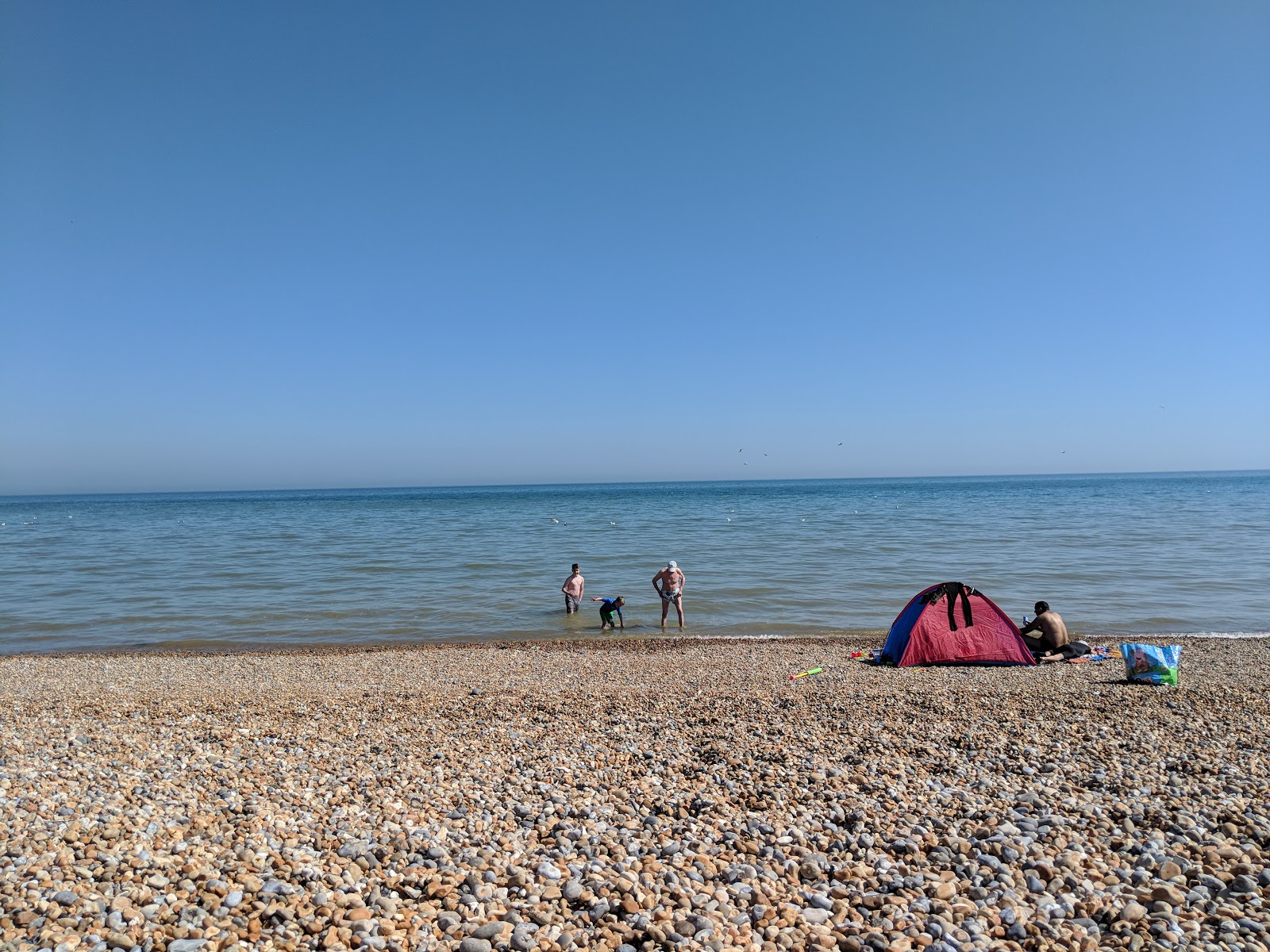 Photo de Winchelsea beach avec l'eau bleu de surface