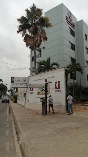 UEES Universidad Espíritu Santo, puerta 9 - Universidad