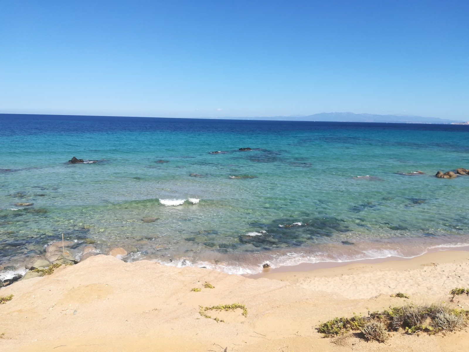 Photo de Spiaggia Lu Litarroni avec baie longue