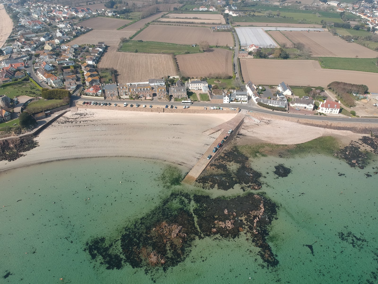 Foto van La Rocque Harbour Beach met turquoise puur water oppervlakte