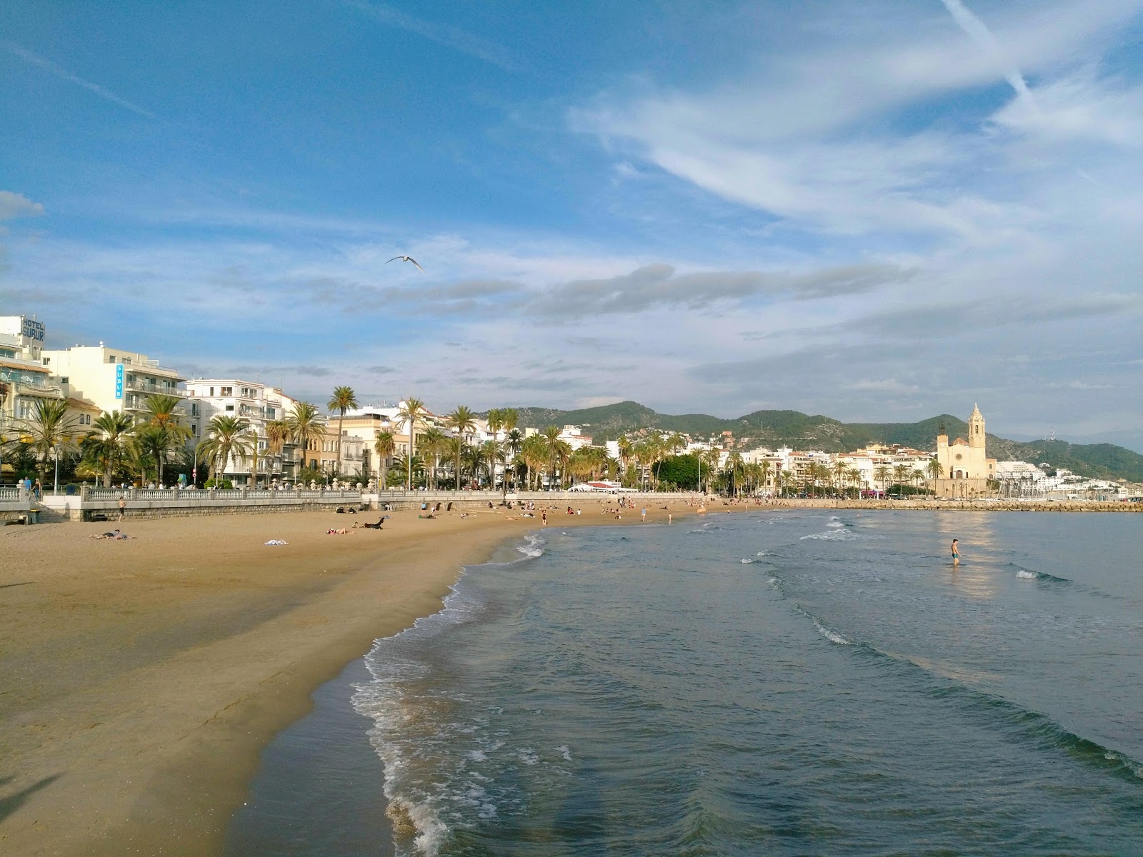 Zdjęcie Playa de Sitges z powierzchnią beżowy piasek