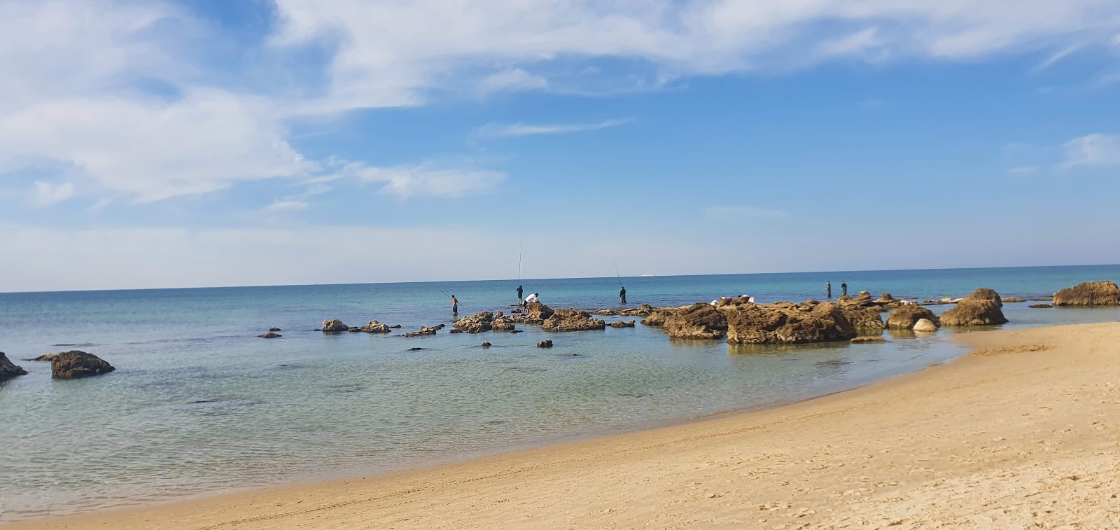 Φωτογραφία του Blue Bay beach περιτριγυρισμένο από βουνά