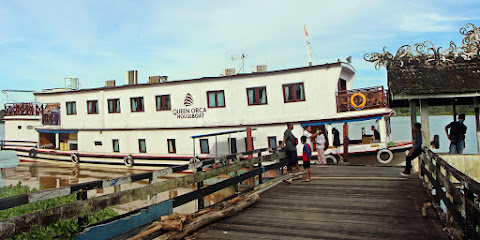 Queen Orca Houseboat Port