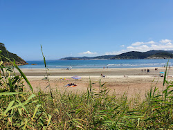 Praia de Fornos'in fotoğrafı geniş bir kıyı şeridi ile birlikte