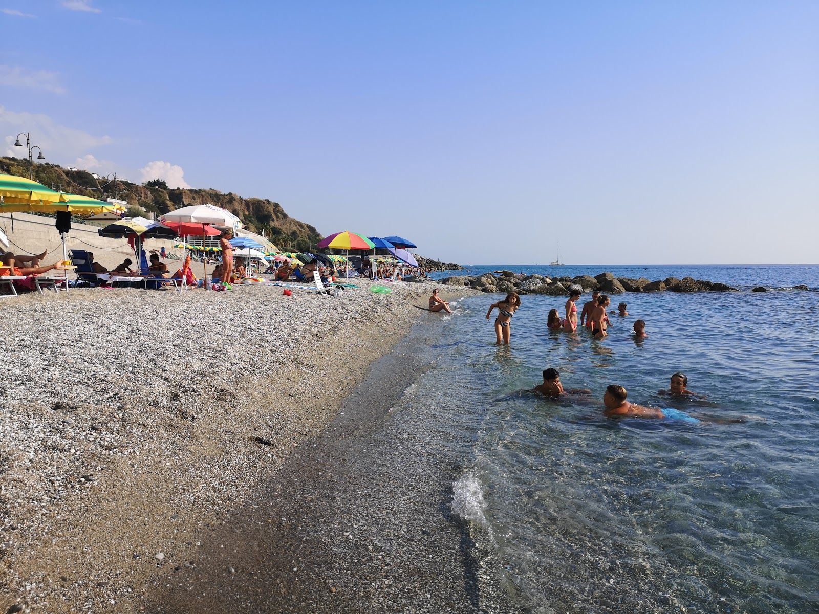 Foto von Marina di Belvedere mit geräumiger strand