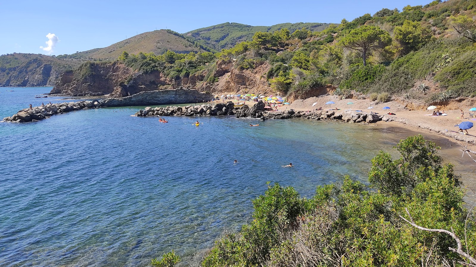 Foto von Spiaggia di Felciaio mit beiger sand Oberfläche