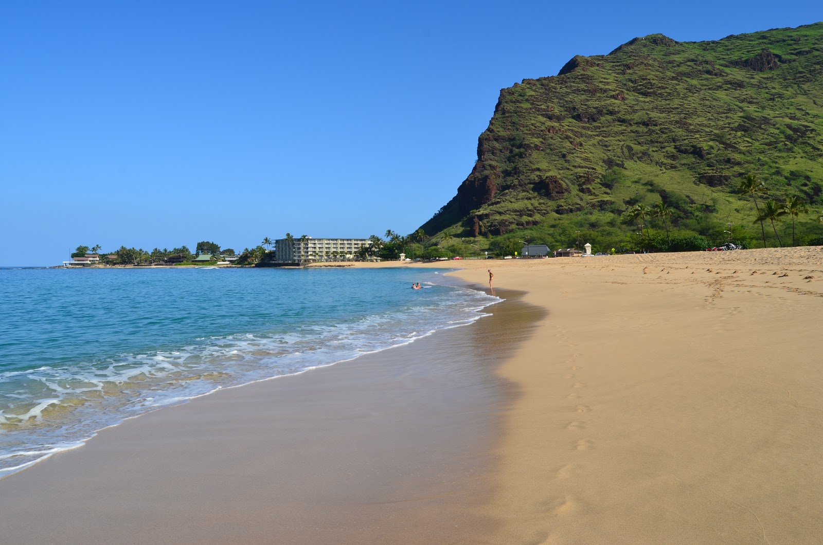 Photo de Makaha beach avec sable fin et lumineux de surface