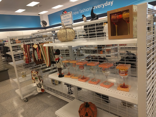 Clothing Store «Ross Dress for Less», reviews and photos, 484 Randall Rd, South Elgin, IL 60177, USA