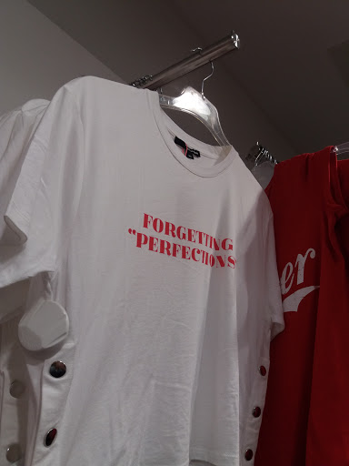 Stores to buy women's t-shirts Munich
