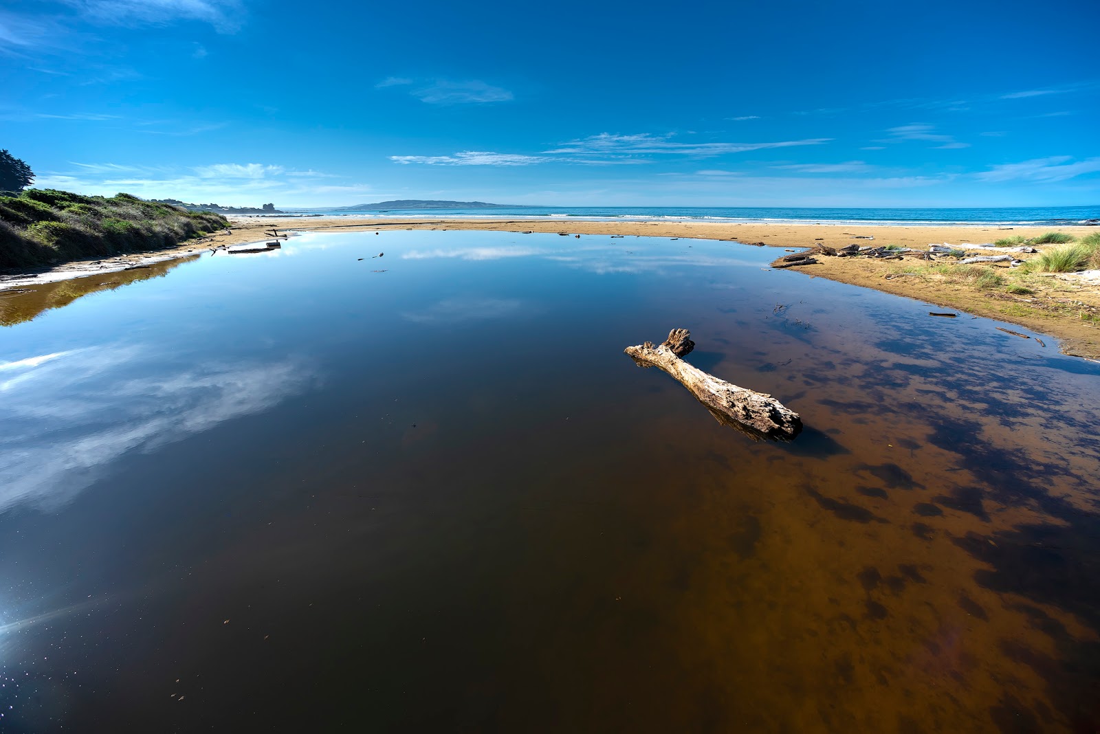 Zdjęcie Kaka Point Beach otoczony górami