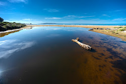 Zdjęcie Kaka Point Beach otoczony górami