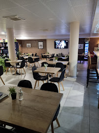 Atmosphère du Restaurant Le petit café à Saint-Jean-de-Moirans - n°13