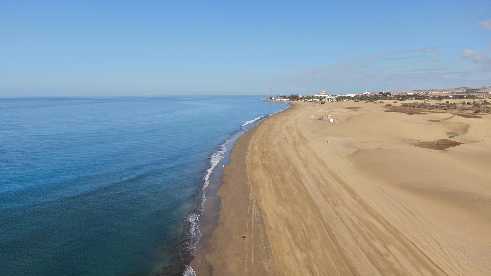 Foto de Praia de Maspalomas III. com areia bege fina superfície