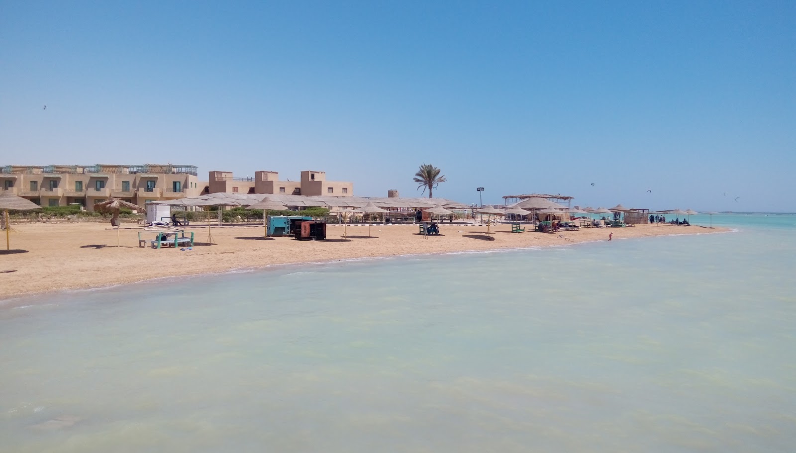 Fotografija Ras Sidr beach z prostorni večplastni zalivi