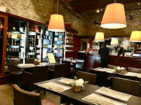 Atmosphère du Restaurant français Restaurant Les Arcenaulx Marseille Vieux Port - n°10