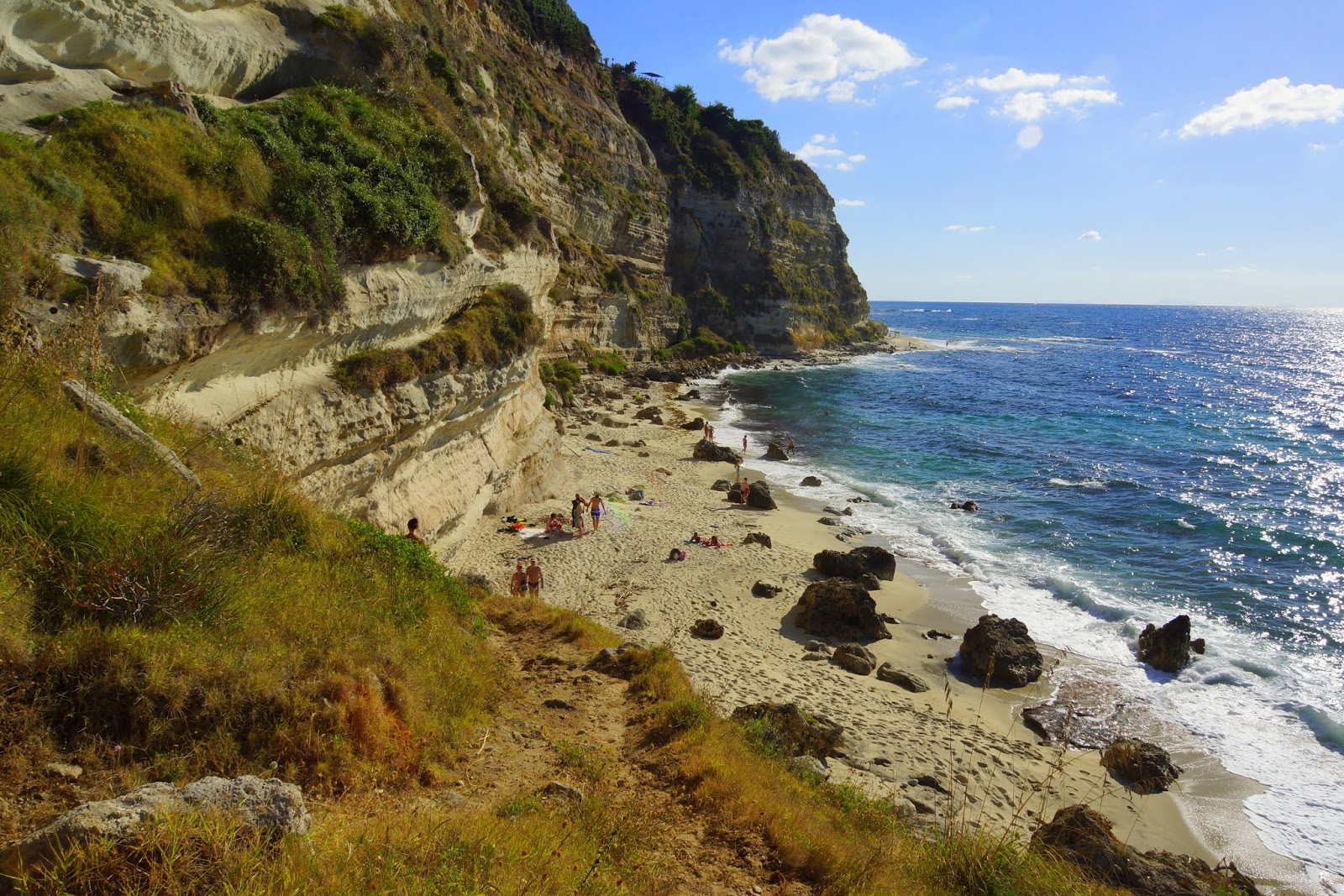 Photo de Spiaggia nascosta avec sable lumineux de surface