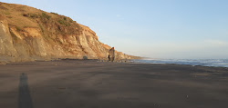 Photo de Mowhanau Beach entouré de montagnes
