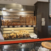 Vitrine du Restaurant servant le petit-déjeuner Boulangerie Eric Kayser - Duroc à Paris - n°8