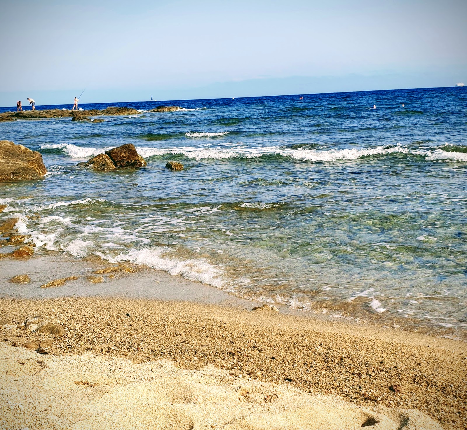 Foto von Plage de la Pinede mit türkisfarbenes wasser Oberfläche