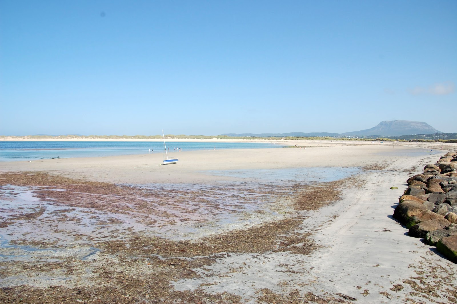 Fotografija Magheroarty Beach z turkizna čista voda površino