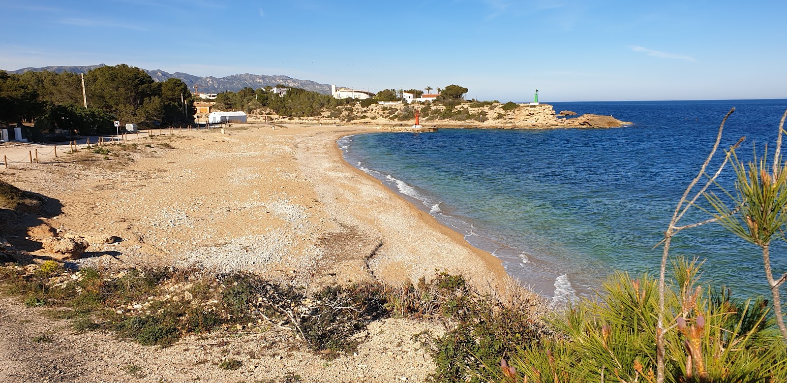 Foto di Platja De l'Estany con una superficie del sabbia nera e ciottoli
