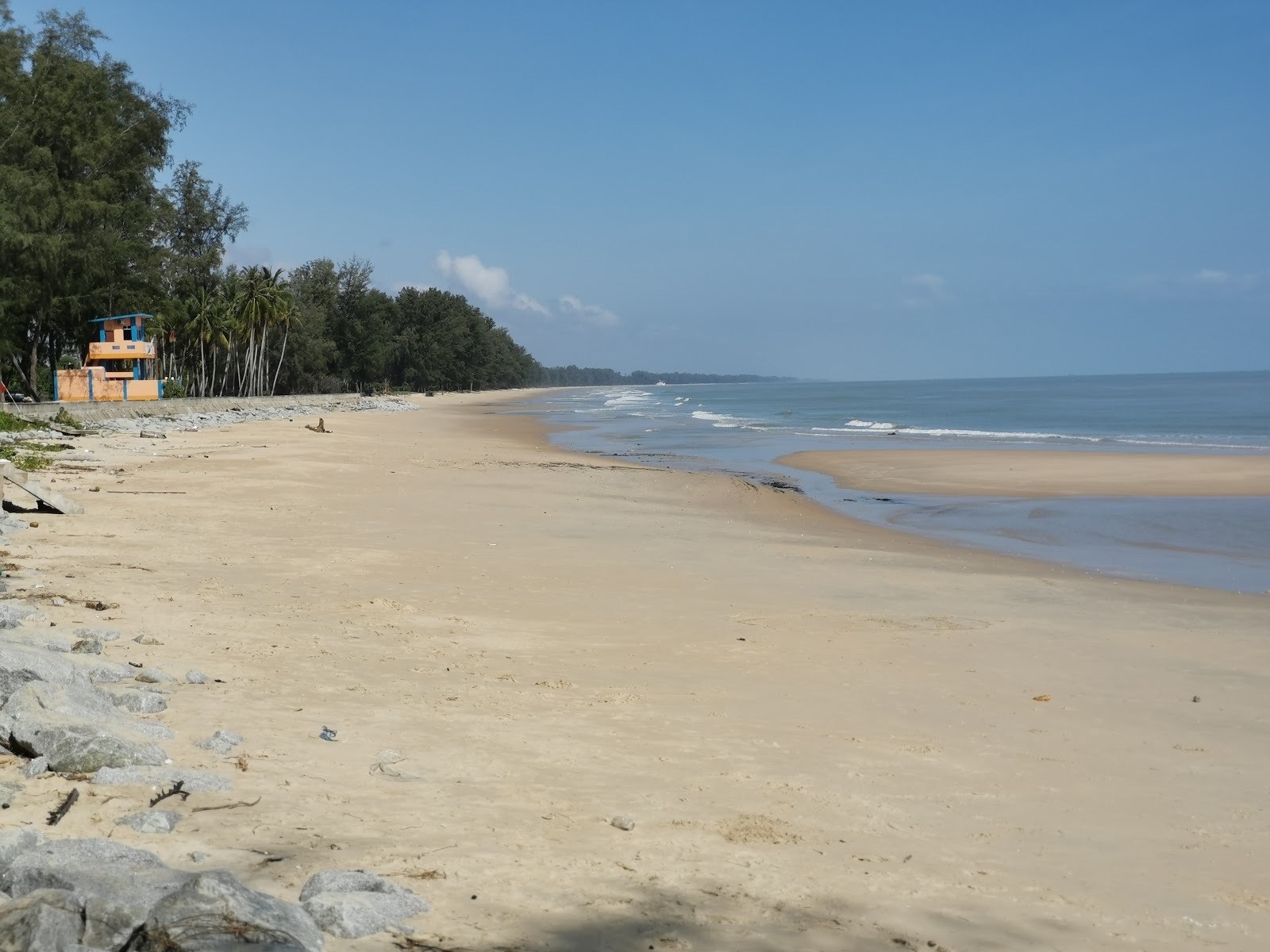 Foto von Tok Bali Beach mit lange, gerade küste