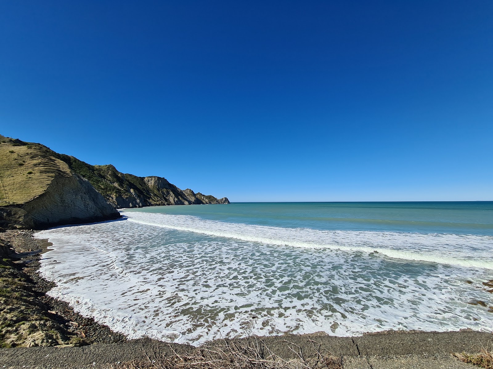Foto de Sponge Bay Beach con arena beige y guijarros superficie