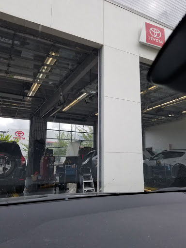Toyota Dealer «Lithia Toyota of Springfield», reviews and photos, 163 S 9th St, Springfield, OR 97477, USA