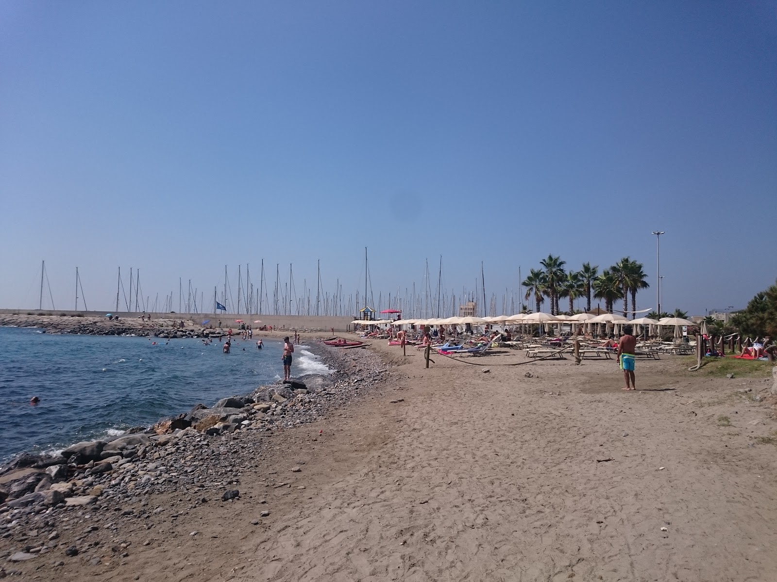 Foto von Marina Aregai Beach mit etwas sauber Sauberkeitsgrad