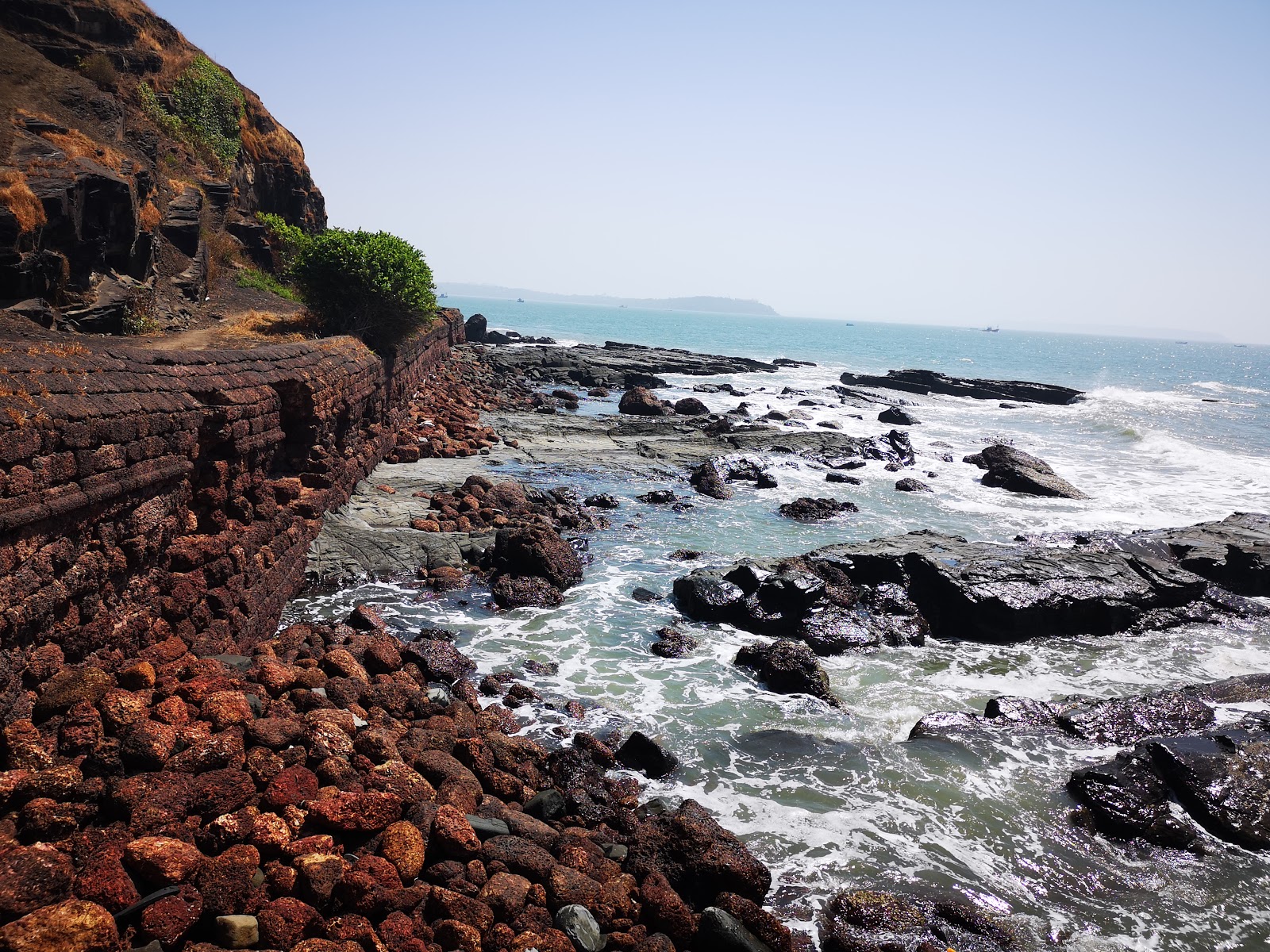 Foto av Aguada Rocky Beach med rymlig strand